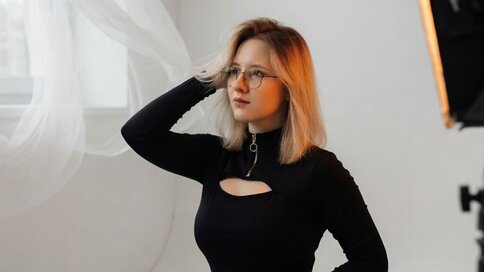 Discover AletaSkye VIP show