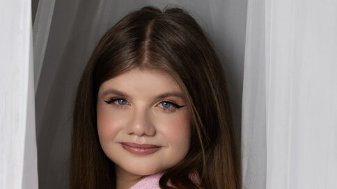 Discover ChloeHalses VIP show