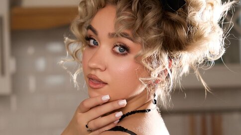 Discover ElliSun VIP show