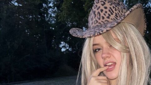 Discover HollyMollys VIP show