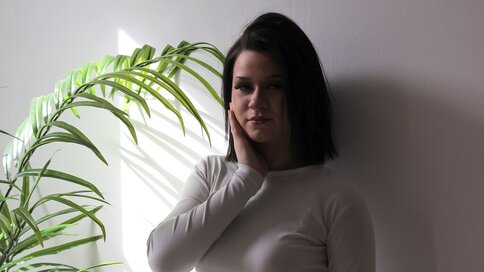 Discover SaraLawman VIP show